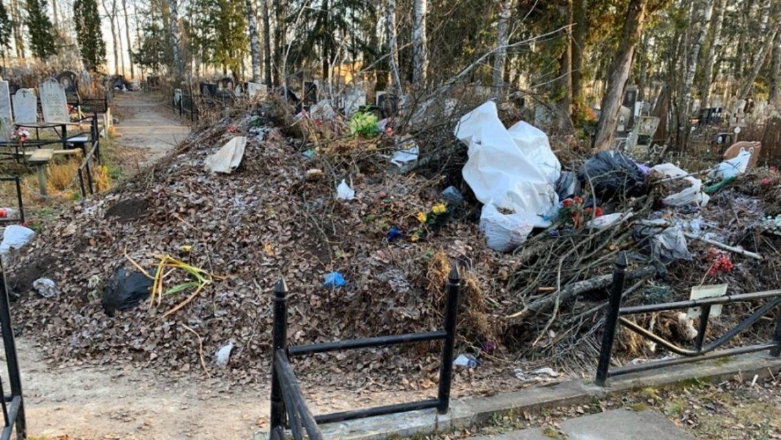 Фотофакт: на Наугорском кладбище в Орле скопились горы мусора