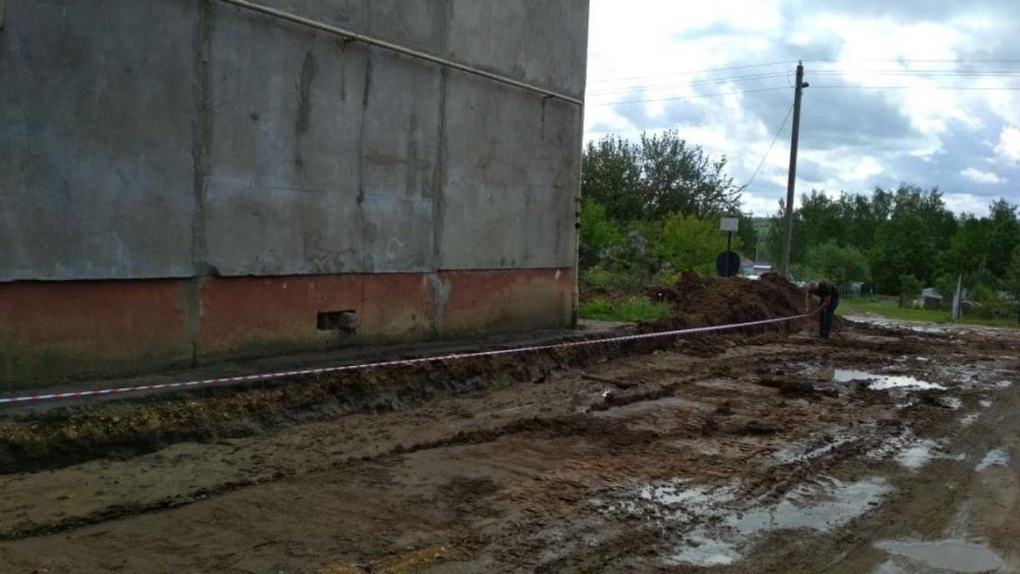 Халатность подрядчика едва не привела к трагедии при ремонте двора под Орлом