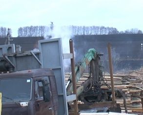 В поселке Моченые дворы предприниматель сжигает мусор возле жилых домов 