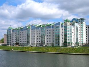 Орловчане продолжают удивлять. Накануне с обновленной набережной в Оку бросилась женщина