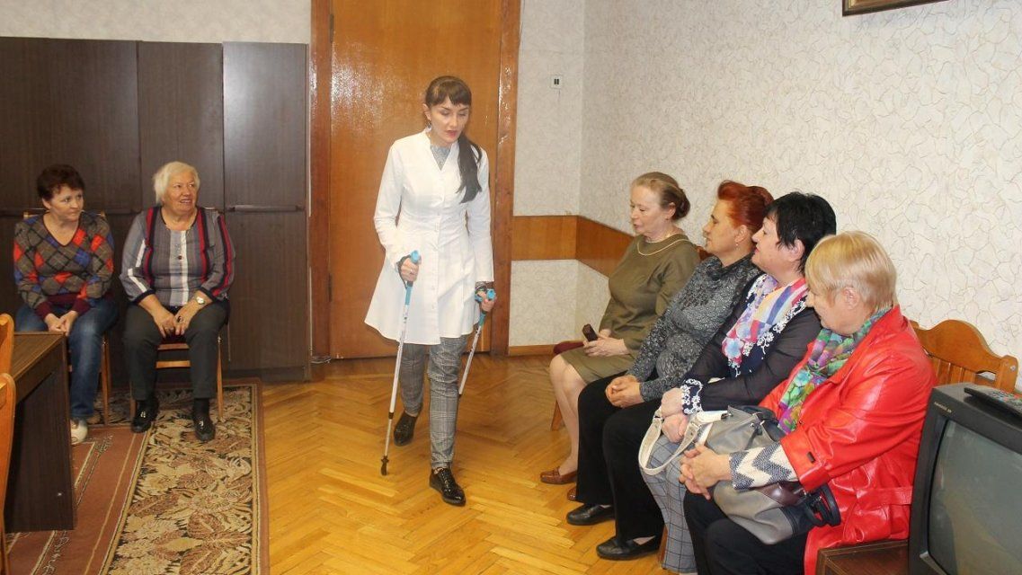 В Орле пенсионеров обучали скандинавской ходьбе