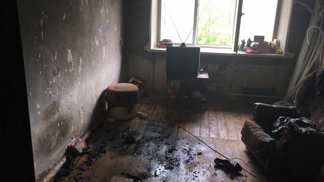 Спиртное и сигареты — плохое сочетание: амчанин едва не погиб при пожаре