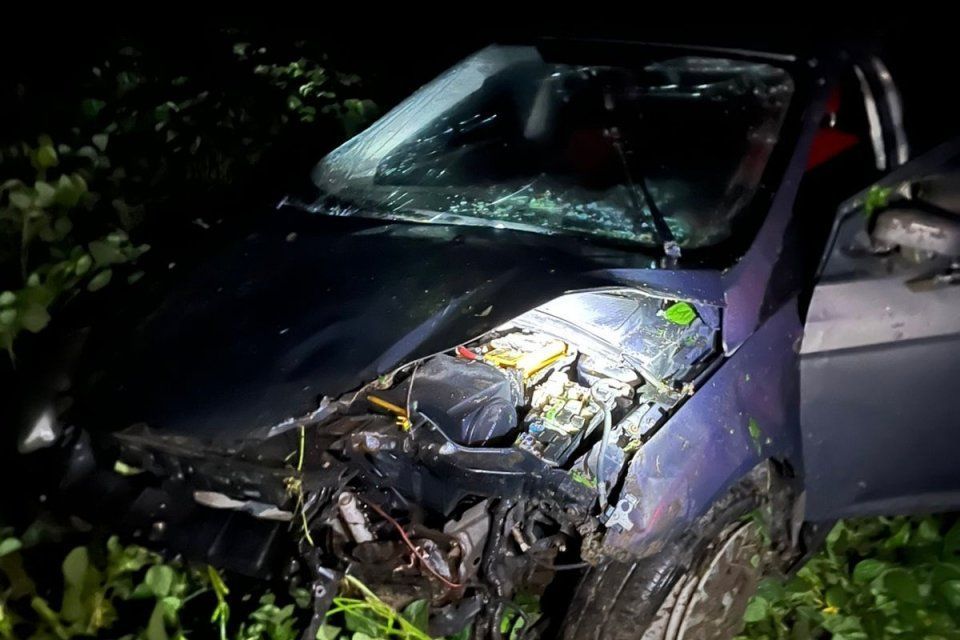 На орловской трассе перевернулся автомобиль: есть пострадавший