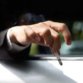 Доктора призывают к запрету на курение в автомобилях