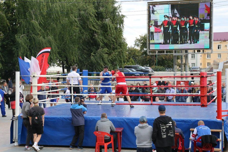 В самом центре Орла сразились мастера спорта России по боксу 