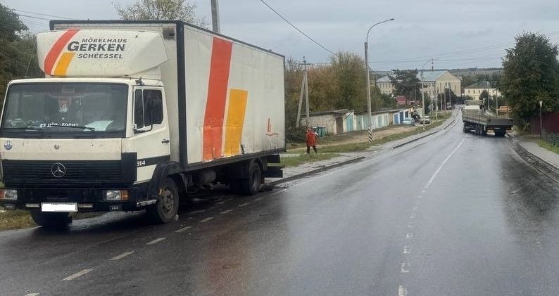 Под Орлом КамАЗ протаранил грузовик, а потом сбил его водителя