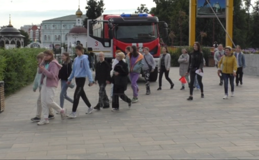 Мир без ЧС и терроризма. Орловские пожарные, спасатели и добровольцы напомнили детям главные правила безопасности