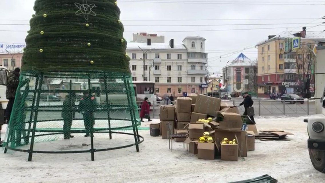 Праздник к нам приходит! Орел начали украшать елками