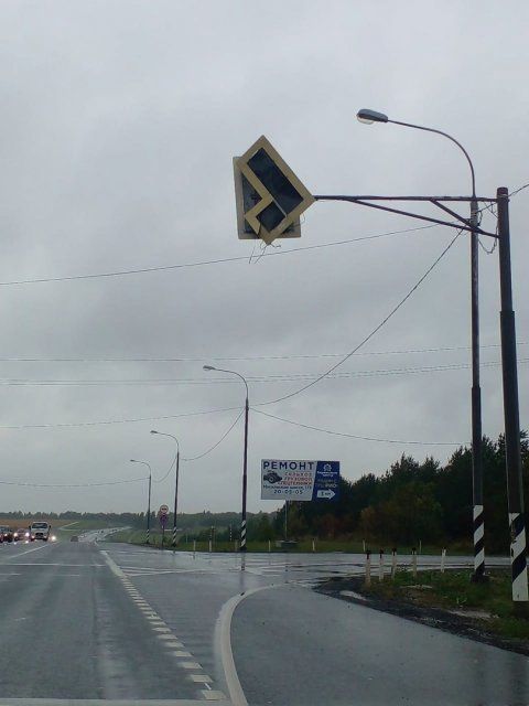Глазами очевидцев: на трассе под Орлом "сдуло" дорожный знак