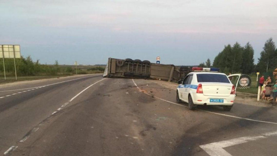 «Фольксваген» не уступил МАЗу: на трассе Орел — Тамбов опрокинулась фура