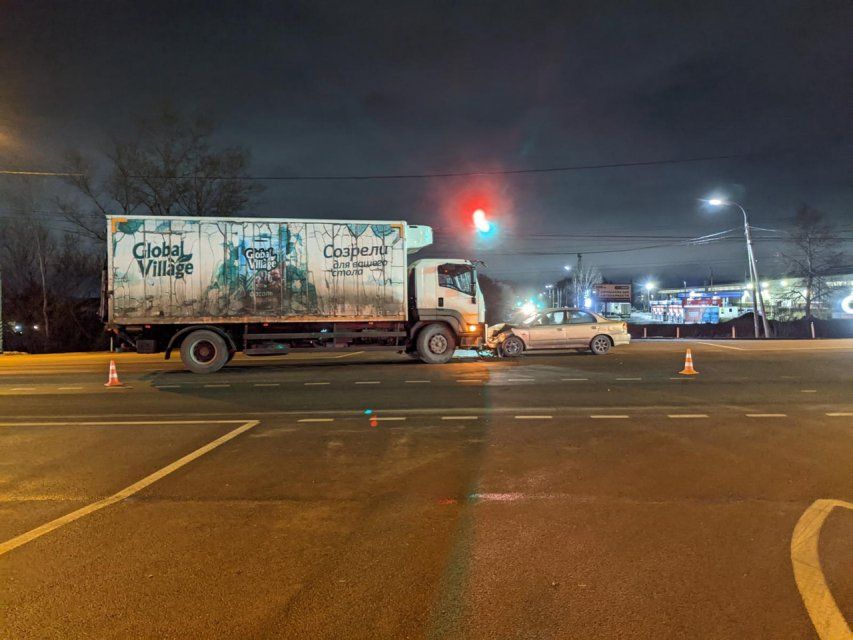 Под Орлом столкнулись фура с продуктами и легковушка