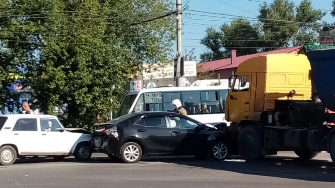 Не успел затормозить на красный: подробности ДТП с фурой и легковушками в Орле
