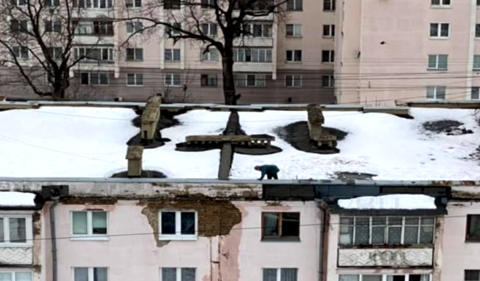 Из-за капремонта крыши дом на Бульваре Победы в Орле затапливают талые воды