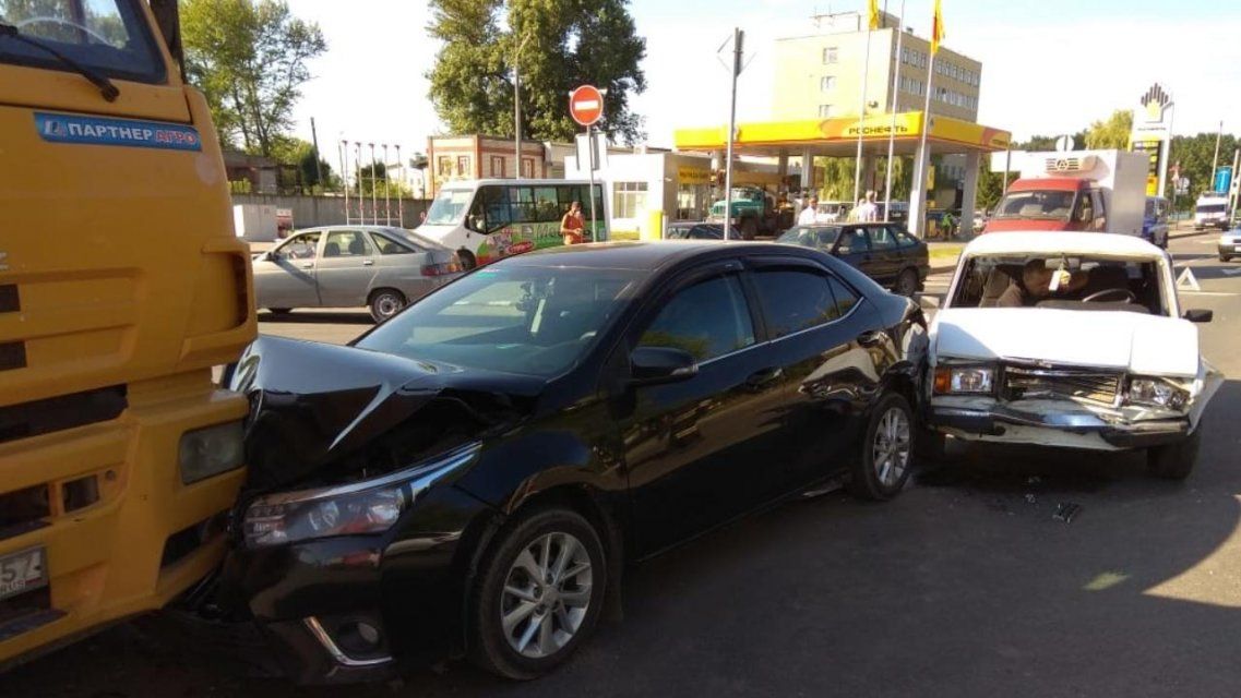 ДТП с фурой и легковушками перекрыло движение в районе «ГРИННа» в Орле