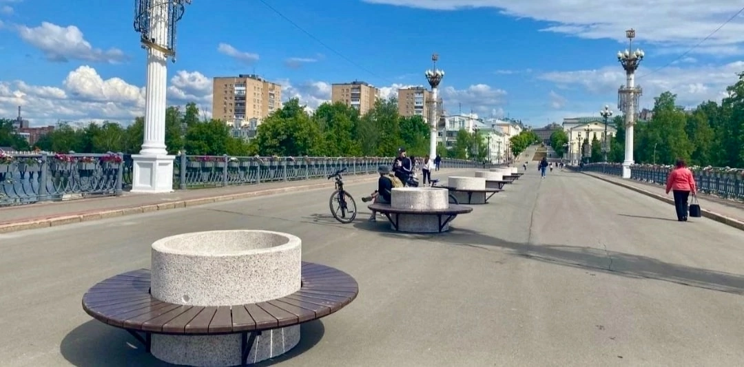 Александровский мост в Орле украсят скамейки-вазоны