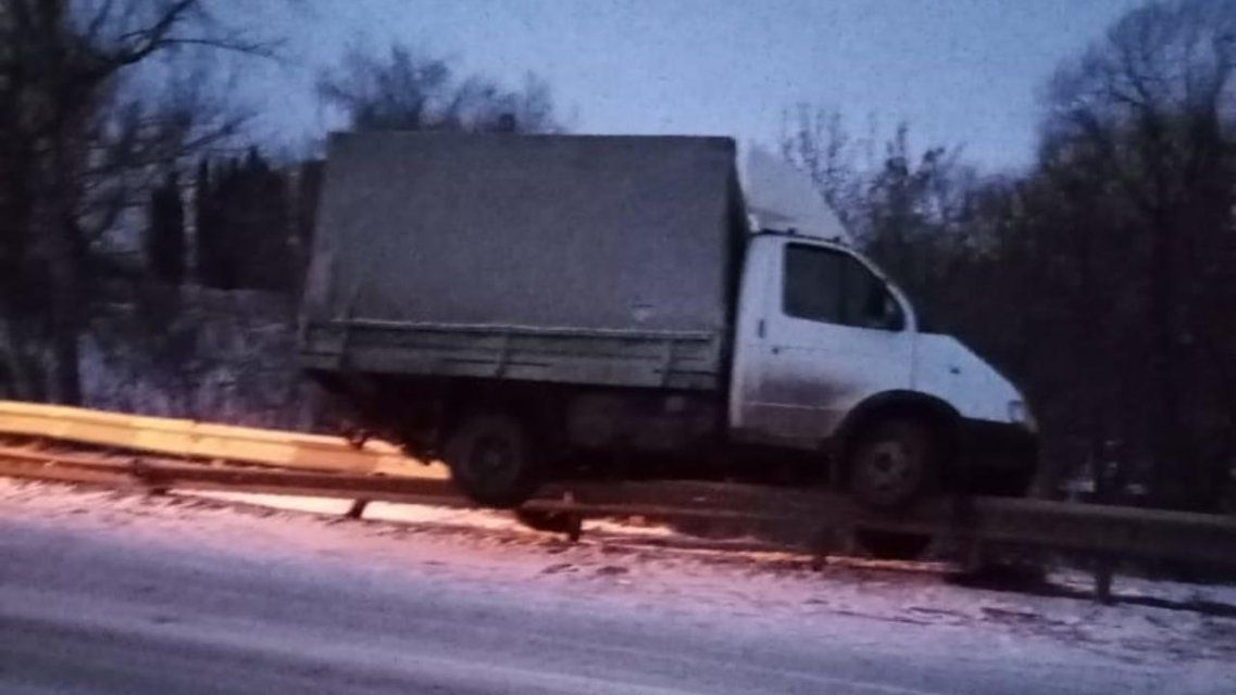 Фотофакт: с обледеневшего моста на Орловщине едва не вылетела «Газель»