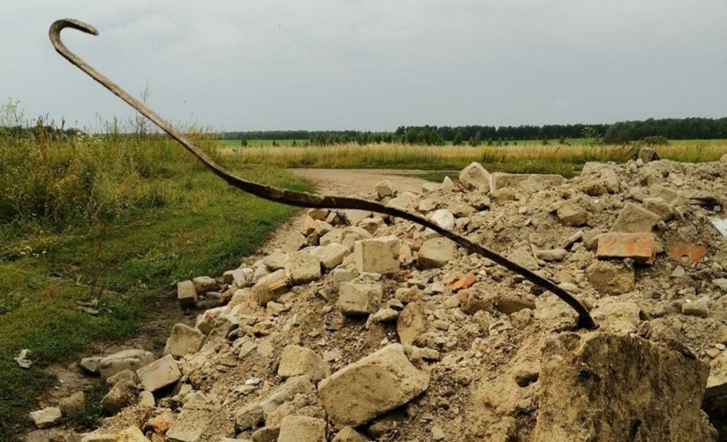 В Сосковском районе засыпали дорожные ямы кусками бетона и арматурой