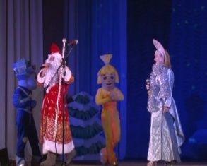 "Раз, два, три: "Ёлочка, гори!". В ДК ЖД прошло традиционное праздничное представление 