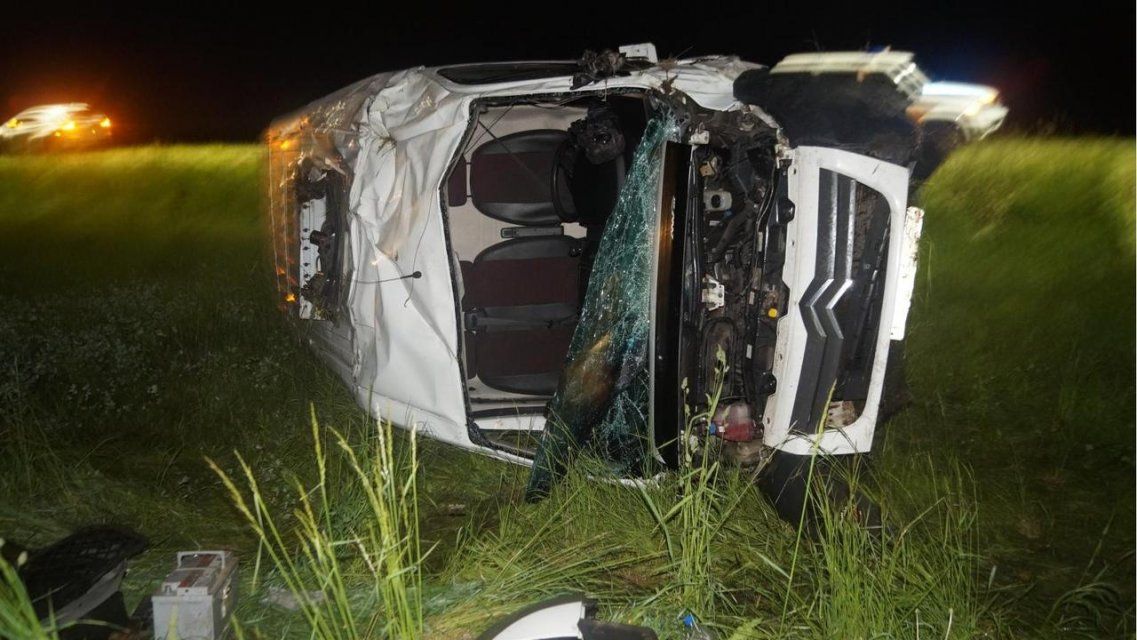 На орловской трассе опрокинулся фургон: водитель пострадал 