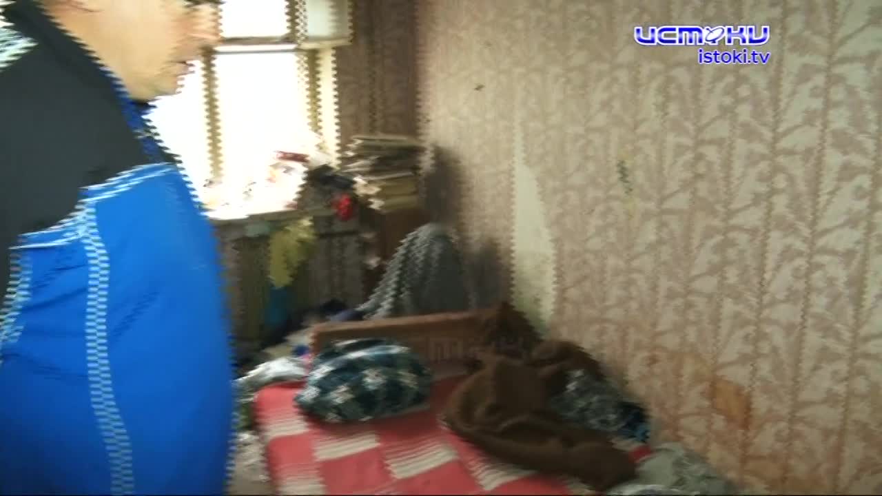 В аварийном доме на ул.Металлургов крышу держат березовые бревна