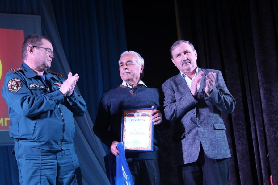 В МЧС наградили орловского пенсионера, спасшего тонувших людей