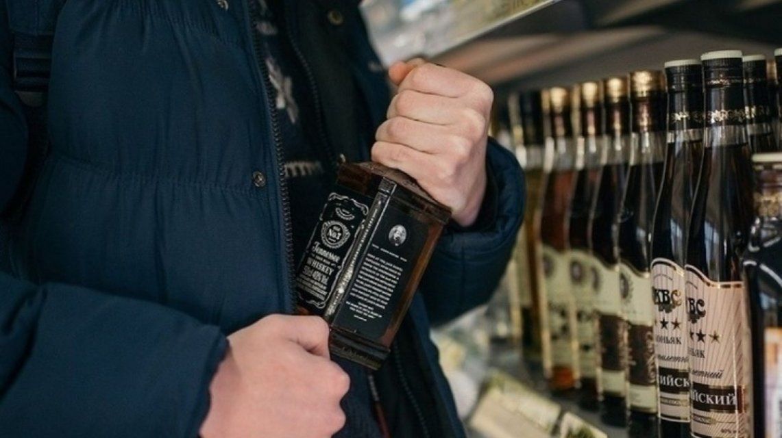 Орловчанин и его приятель из соседней области украли из ТЦ дорогой алкоголь