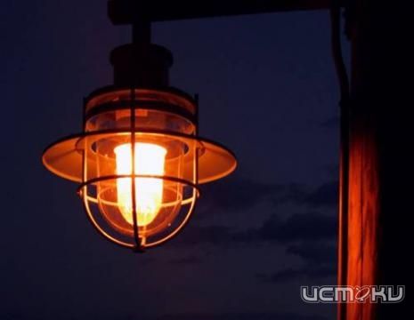 Сутки напролет горят лампы на столбах 