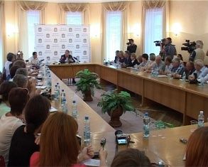 В диалоге острых вопросов и прямых ответов. Губернатор провел пресс-конференцию 