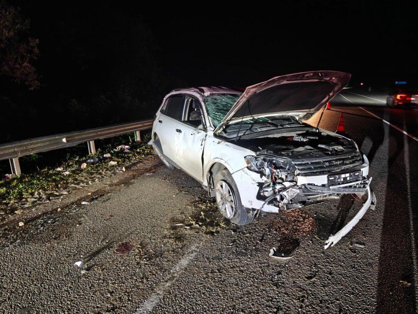 Под Орлом кроссовер врезался в отбойник и перевернулся. Водитель в больнице