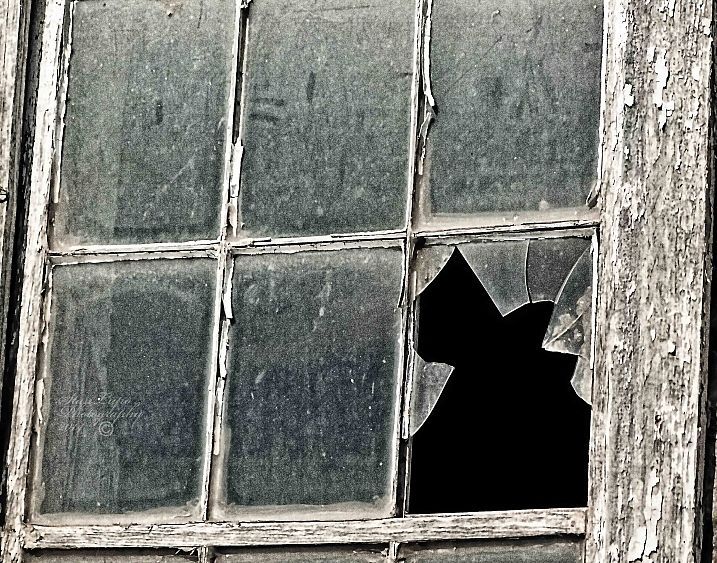 В Змиевке вор с кирпичом оставил пенсионера без микроволновки и телевизора