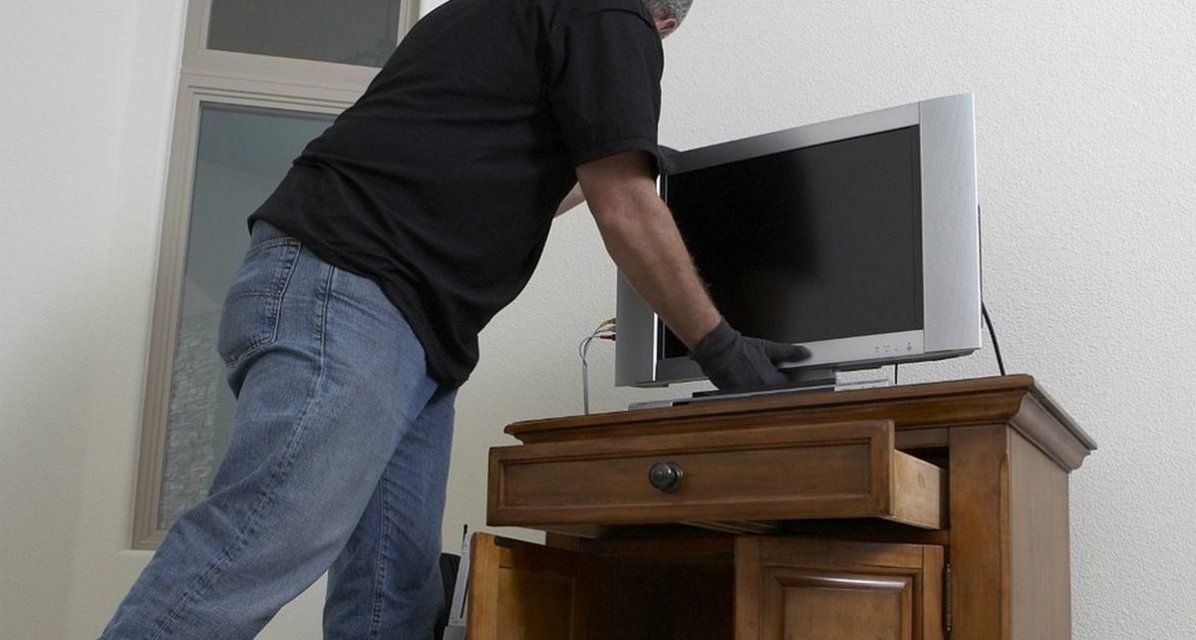 Во Мценске гость украл из квартиры приятеля дорогостоящий телевизор