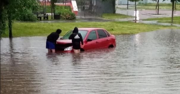 В Орле 4 машины заглохли в огромной луже