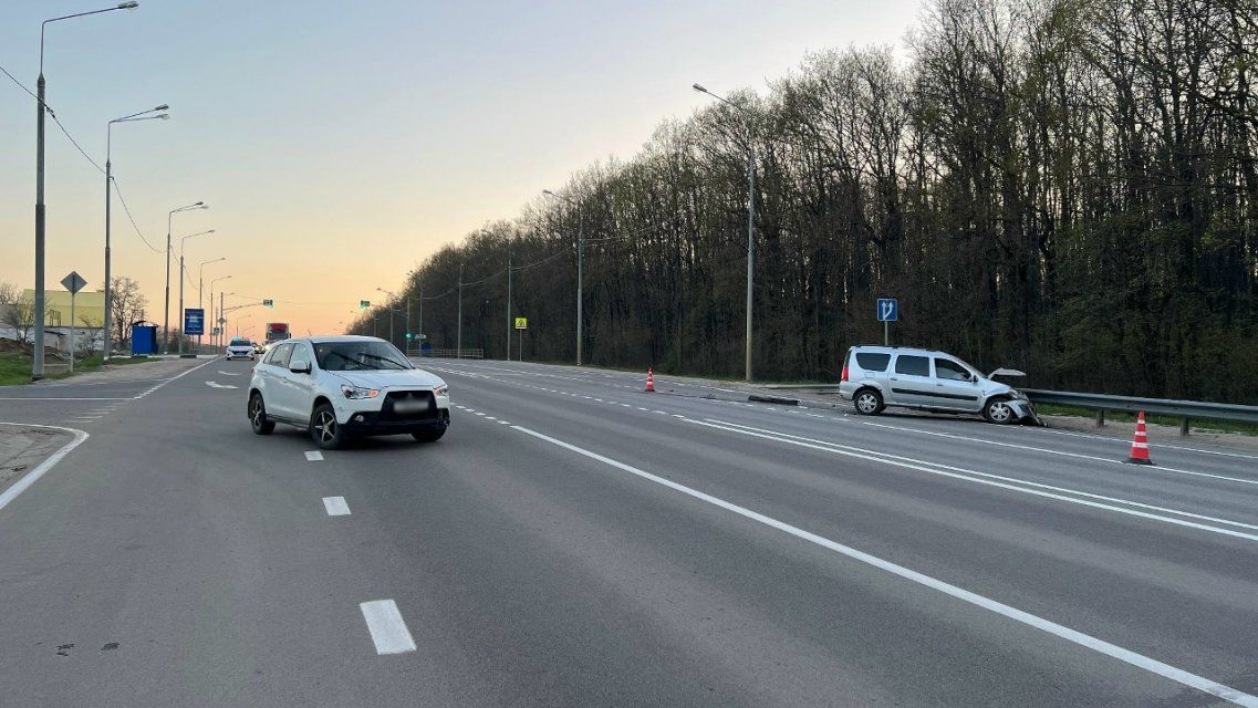 На Северном подъезде к Орлу столкнулись «Мицубиси» и «Лада Ларгус»