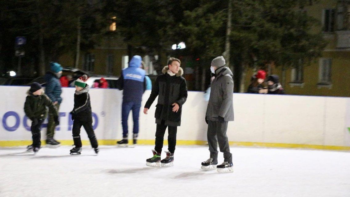 Фотофакт: Клычков покатался на коньках с орловчанами 