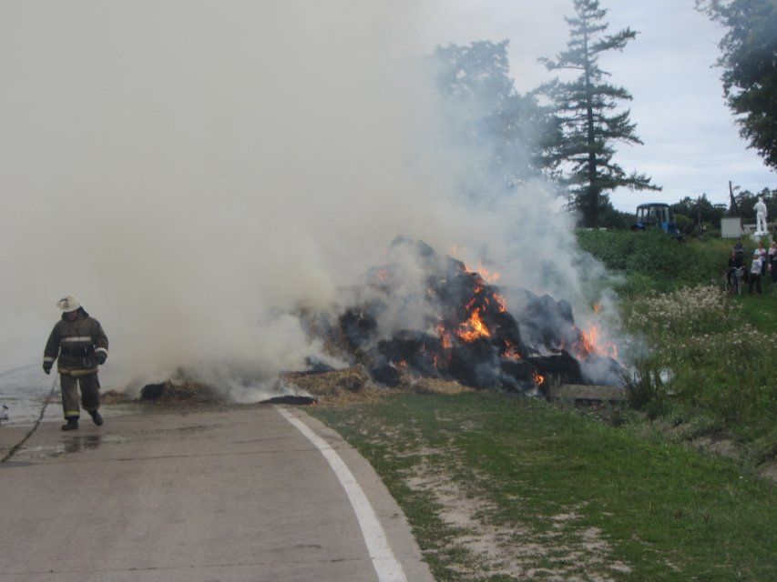 Из-за вспыхнувшей соломы на Орловщине едва не сгорел автомобиль с прицепом 