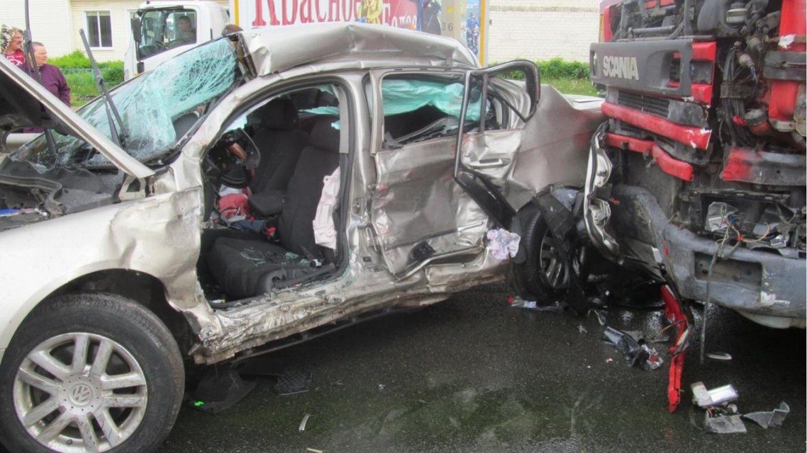 Машина всмятку, трое в больнице: на Орловщине столкнулись легковушка и фура