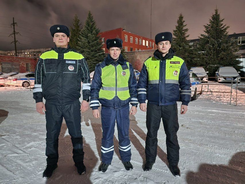 Полицейские Орловщины вызволили почтальона из снежного плена 