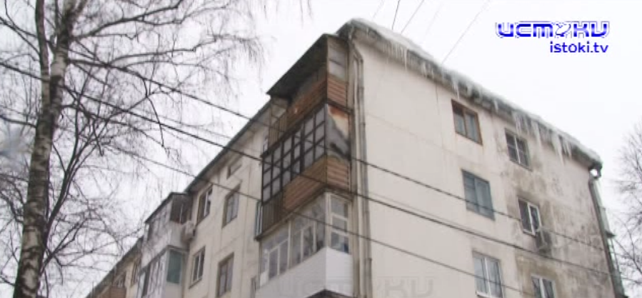 Сосульки на крышах домов мало заботят управляющие компании. Кто должен убирать ледяные наросты на крышах? 