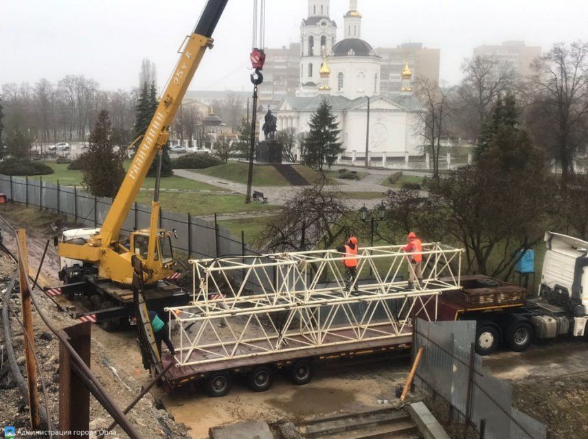 На Красный мост новый подрядчик завозит строительную технику