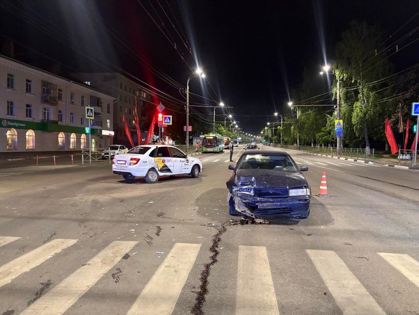 На улице Комсомольской в Орле произошло ДТП с участием двух автомобилей