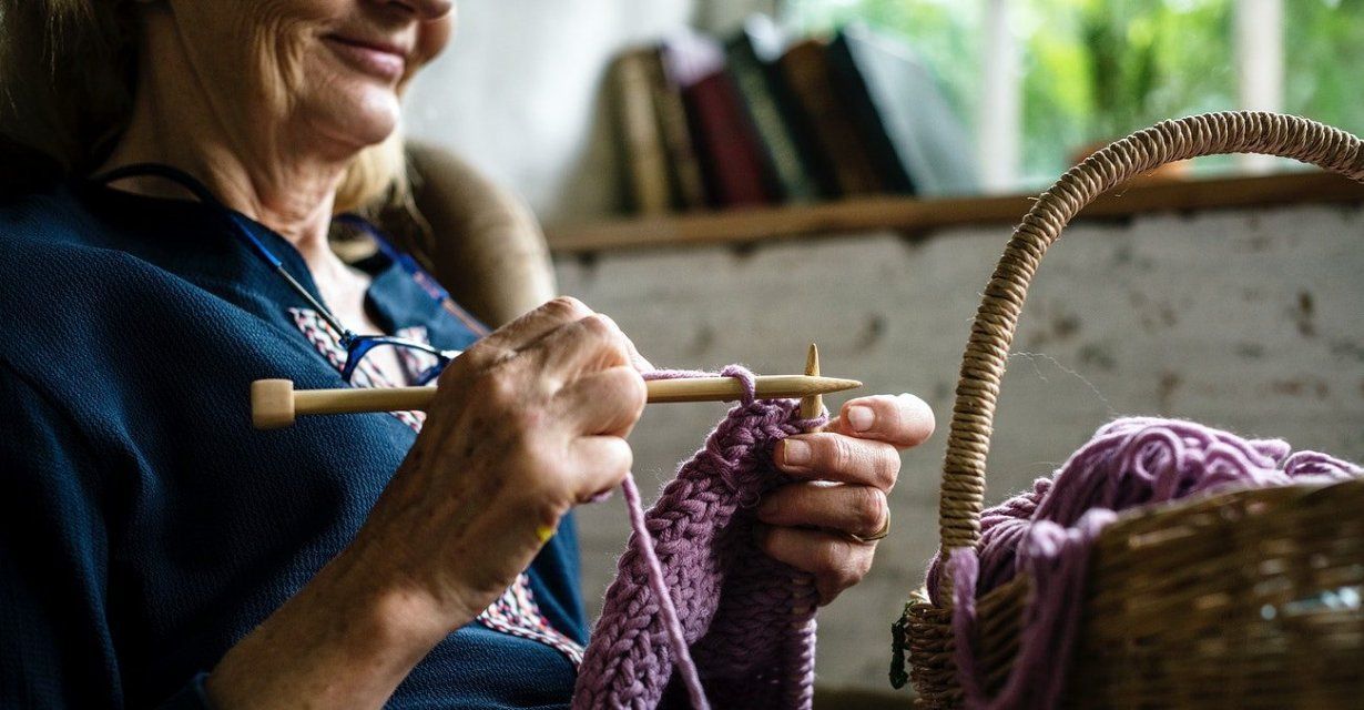 Пенсионеры из Орловской области вяжут носки, перчатки и варежки для солдат, принимающих участие в СВО