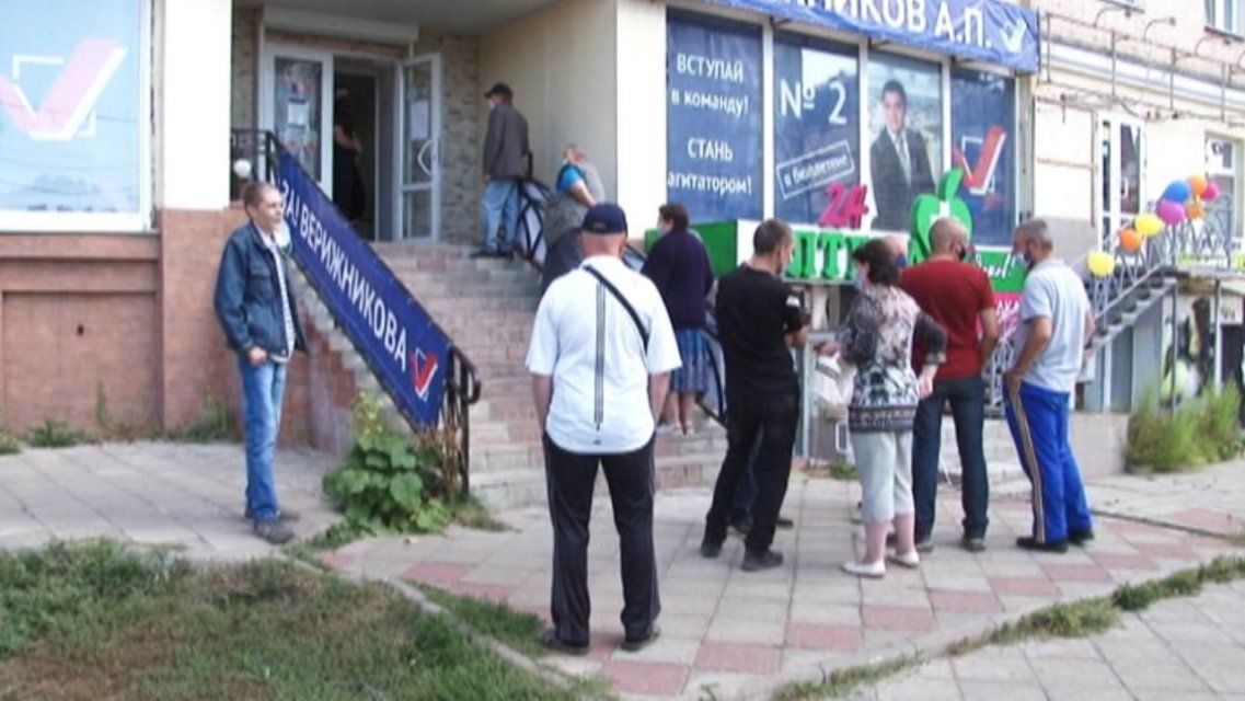 «Ночью 1500 дают»: в Орле к штабу одного из кандидатов в депутаты выстроилась очередь