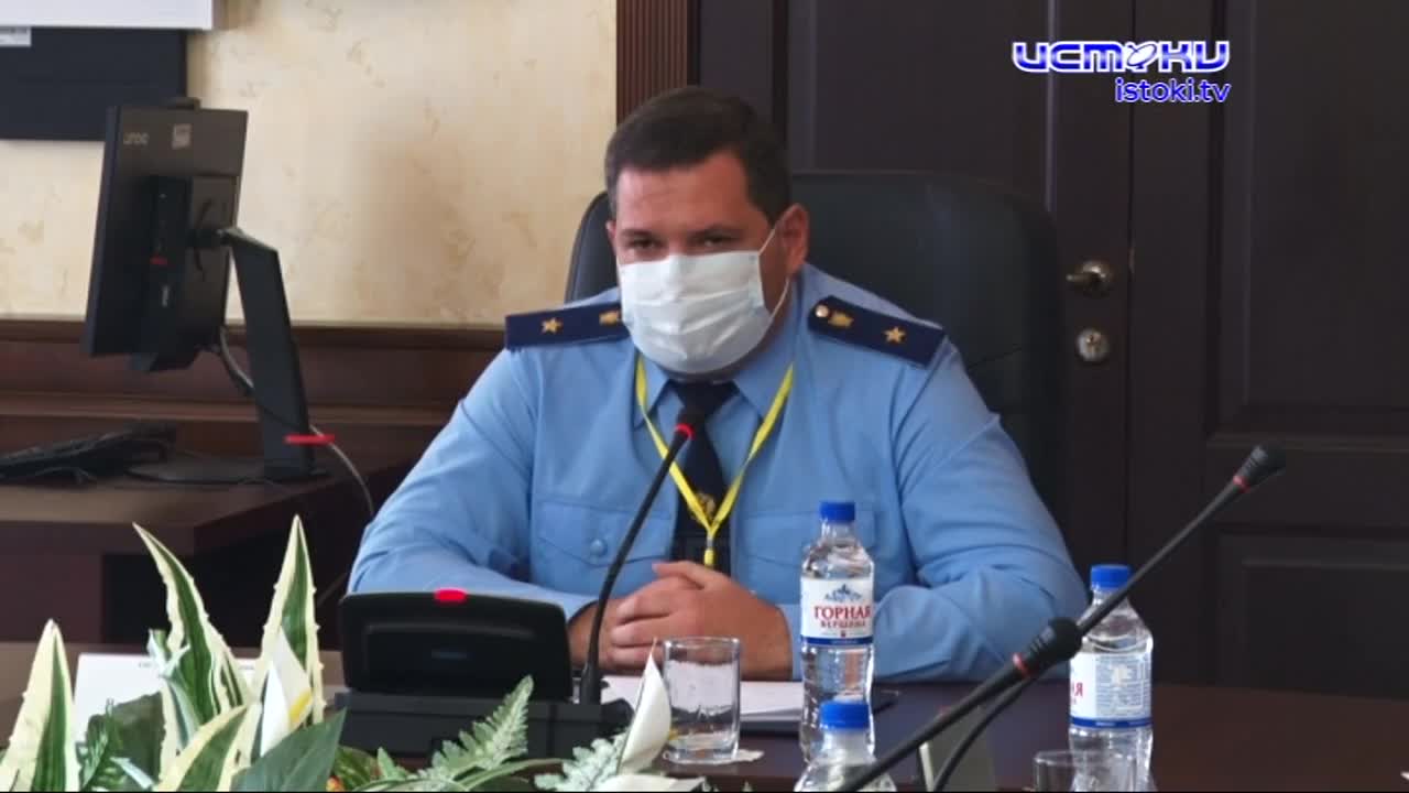 Застройщика, обманувшего дольщиков с ул. Комонавтов, увезли на задержание с совещания в прокуратуре. Видео