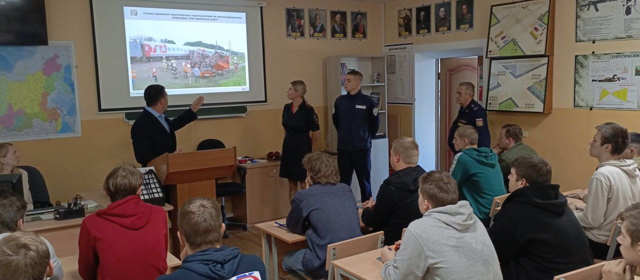 Железнодорожники напомнили будущим водителям правила безопасности в учебном центре ДОСААФ в Орле