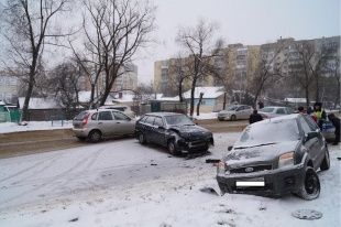 Автоледи не справилась с управлением и врезалась во встречную машину