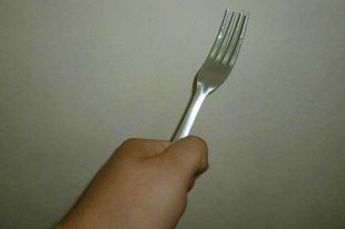 Под Орлом посетитель закусочной угрожал работнице вилкой