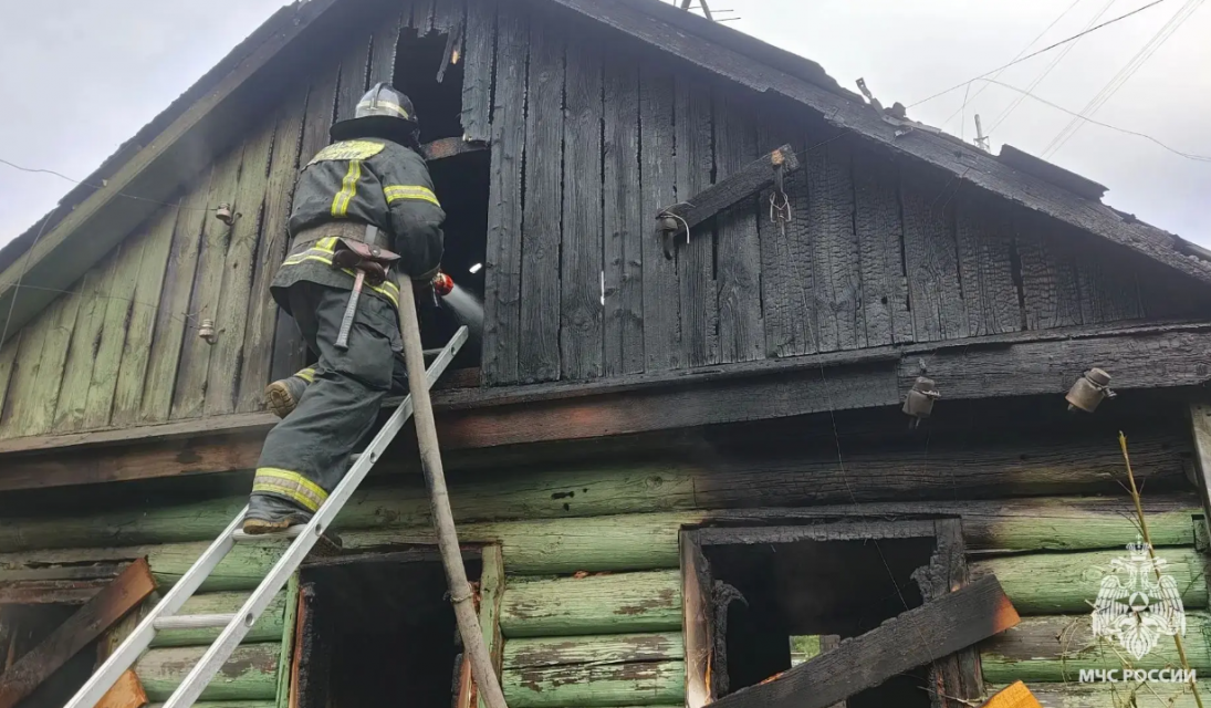 Накануне вечером на улице Максима Горького в Орле загорелся заброшенный дом