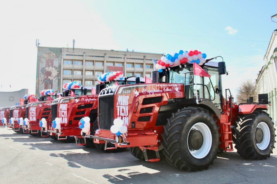 Парад тракторов на площади Ленина в Орле