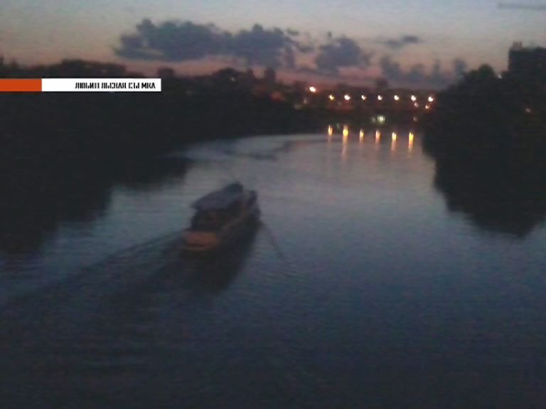 На кануне Дня ВМФ теплоход сел на мель