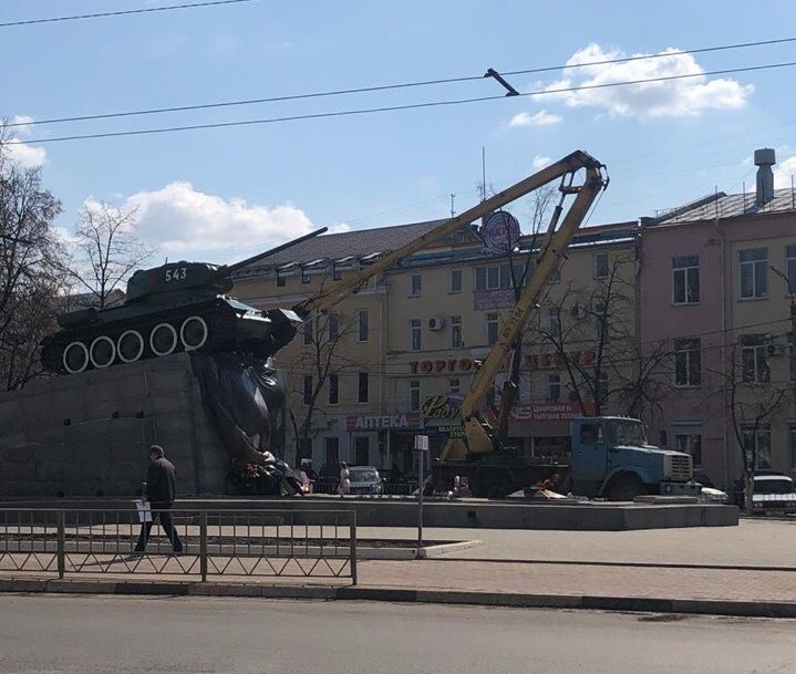 Фотофакт: в Орле красят танк в мемориальном сквере 